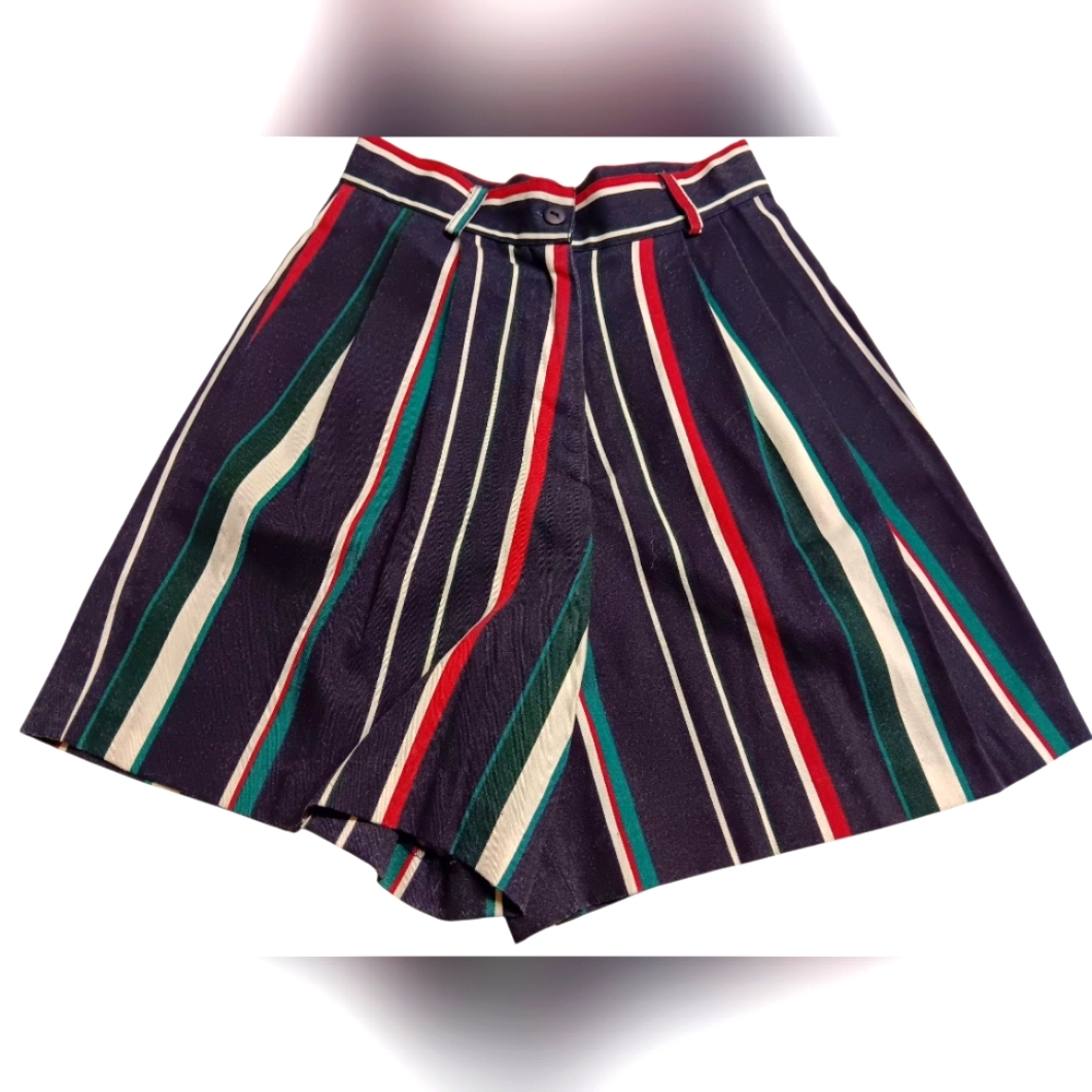 Via Max Shorts with Flared Design EUC